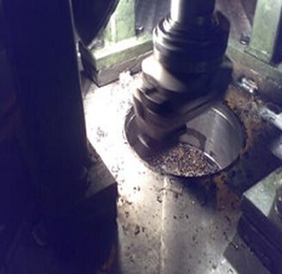 Ausdrehen einer Sacklochbohrung an einem Gegenschlaghammer